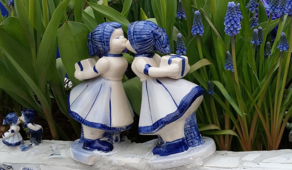 Delft kissing figurines